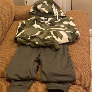 Men’s Nike hoodie and jogger pants size small